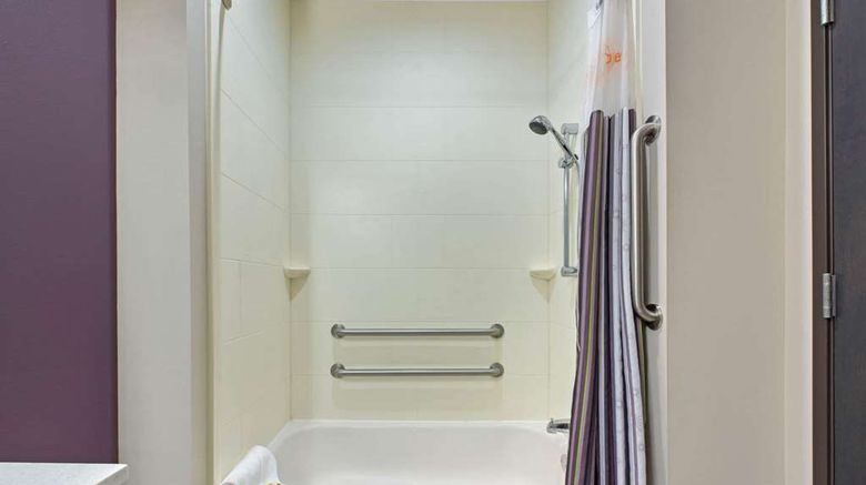 <b>La Quinta Inn/Sts Lake Charles-Westlake Room</b>. Images powered by <a href="https://iceportal.shijigroup.com/" title="IcePortal" target="_blank">IcePortal</a>.