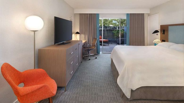 <b>The Anaheim Hotel Room</b>. Images powered by <a href="https://iceportal.shijigroup.com/" title="IcePortal" target="_blank">IcePortal</a>.