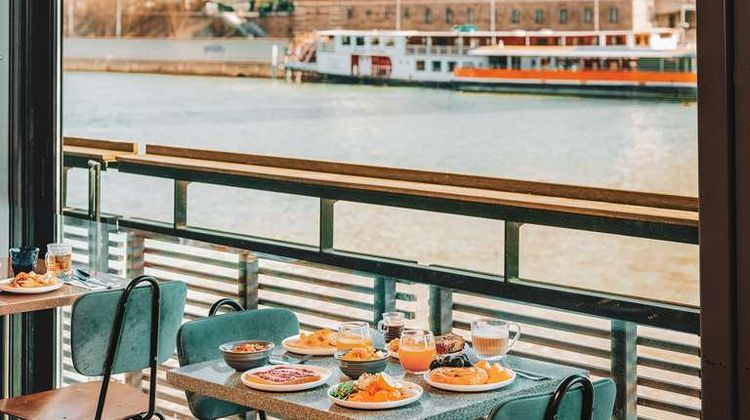 OFF Paris Seine Floating Hotel Restaurant