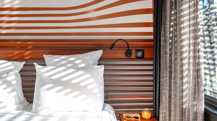 OFF Paris Seine Floating Hotel Room
