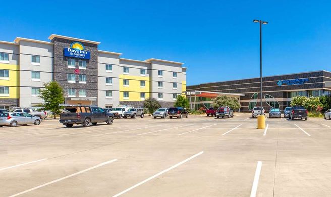 Days Inn & Suites Lubbock Medical Center Exterior