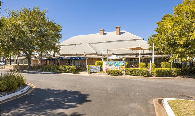 Macquarie Inn Exterior