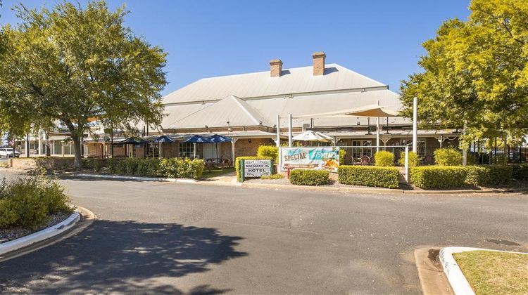 Macquarie Inn Exterior