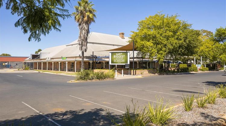 Macquarie Inn Exterior