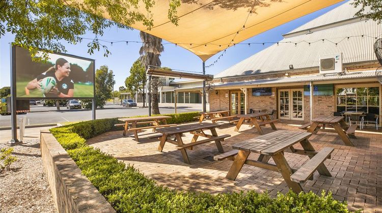 Macquarie Inn Exterior