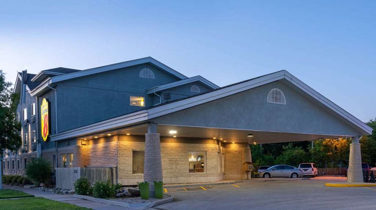 Super 8 Winnipeg West Exterior
