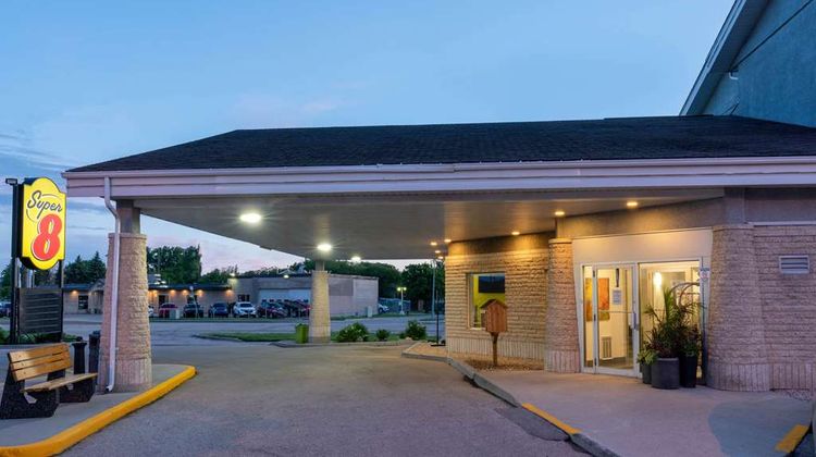 Super 8 Winnipeg West Exterior