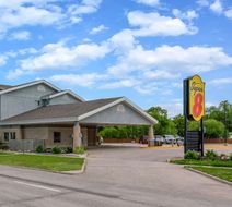 Super 8 Winnipeg West Exterior