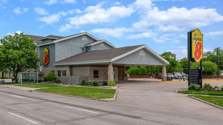 Super 8 Winnipeg West Exterior