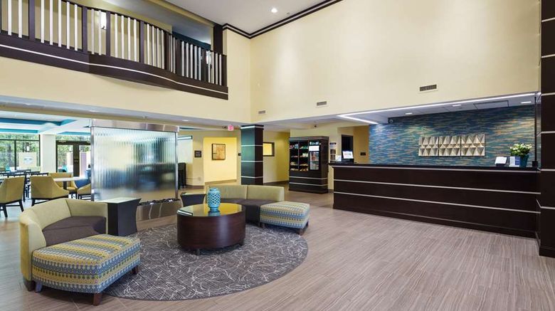 <b>Best Western Plus Birmingham Inn &Suites Lobby</b>. Images powered by <a href="https://iceportal.shijigroup.com/" title="IcePortal" target="_blank">IcePortal</a>.