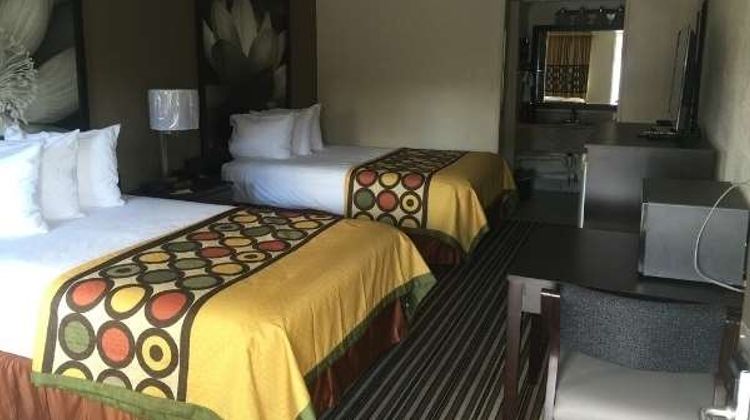 Super 8 Monroe Room