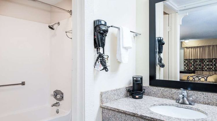 Super 8 Monroe Room