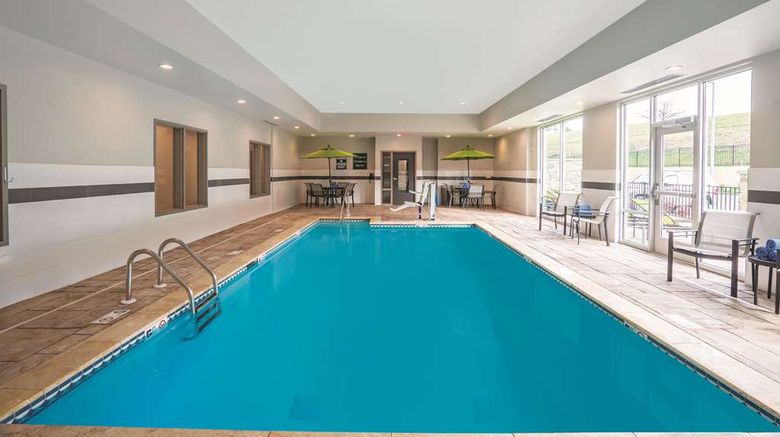<b>La Quinta Inn & Suites Cleveland Pool</b>. Images powered by <a href="https://iceportal.shijigroup.com/" title="IcePortal" target="_blank">IcePortal</a>.