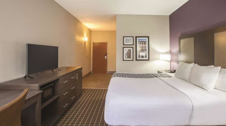 <b>La Quinta Inn & Suites Mechanicsburg Room</b>. Images powered by <a href="https://iceportal.shijigroup.com/" title="IcePortal" target="_blank">IcePortal</a>.