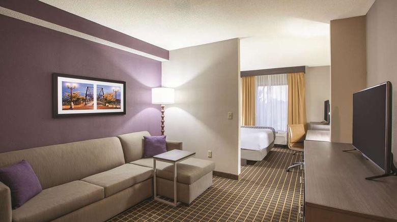<b>La Quinta Inn & Suites Mechanicsburg Room</b>. Images powered by <a href="https://iceportal.shijigroup.com/" title="IcePortal" target="_blank">IcePortal</a>.