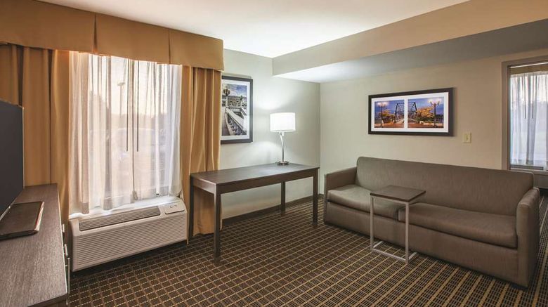 <b>La Quinta Inn & Suites Mechanicsburg Suite</b>. Images powered by <a href="https://iceportal.shijigroup.com/" title="IcePortal" target="_blank">IcePortal</a>.