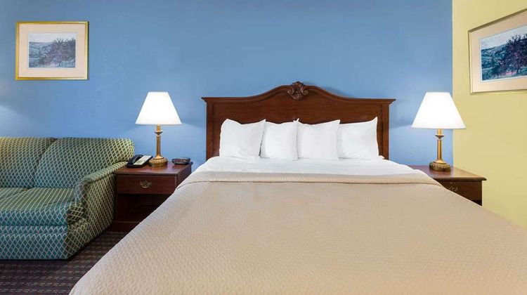 Days Inn by Wyndham Mocksville Room