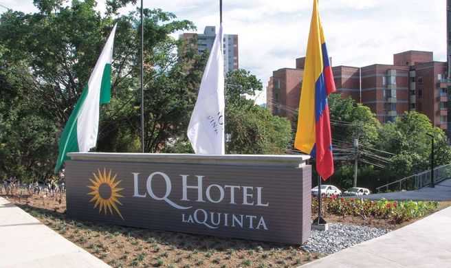 La Quinta by Wyndham Medellin Exterior