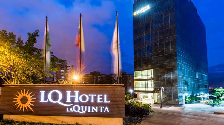 La Quinta by Wyndham Medellin Exterior