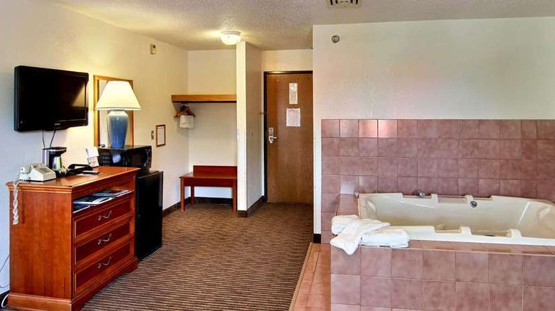 <b>Days Inn & Suites Traverse City Suite</b>. Images powered by <a href="https://iceportal.shijigroup.com/" title="IcePortal" target="_blank">IcePortal</a>.