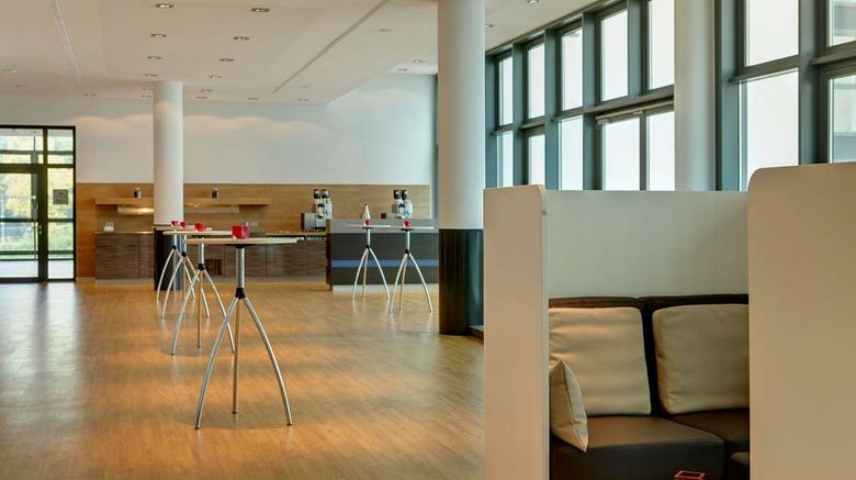 <b>IntercityHotel Berlin Hauptbahnhof Meeting</b>. Images powered by <a href="https://iceportal.shijigroup.com/" title="IcePortal" target="_blank">IcePortal</a>.