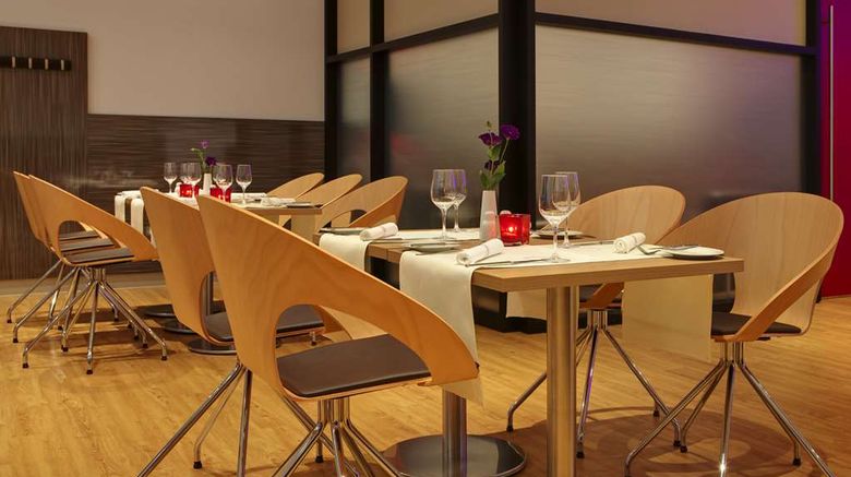 <b>IntercityHotel Berlin Hauptbahnhof Restaurant</b>. Images powered by <a href="https://iceportal.shijigroup.com/" title="IcePortal" target="_blank">IcePortal</a>.