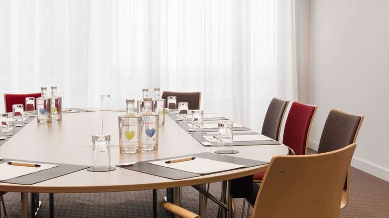 <b>IntercityHotel Braunschweig Meeting</b>. Images powered by <a href="https://iceportal.shijigroup.com/" title="IcePortal" target="_blank">IcePortal</a>.