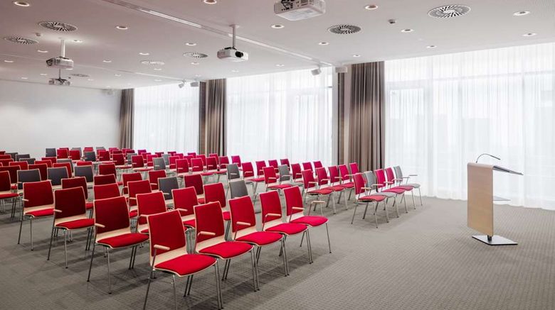 <b>IntercityHotel Braunschweig Meeting</b>. Images powered by <a href="https://iceportal.shijigroup.com/" title="IcePortal" target="_blank">IcePortal</a>.
