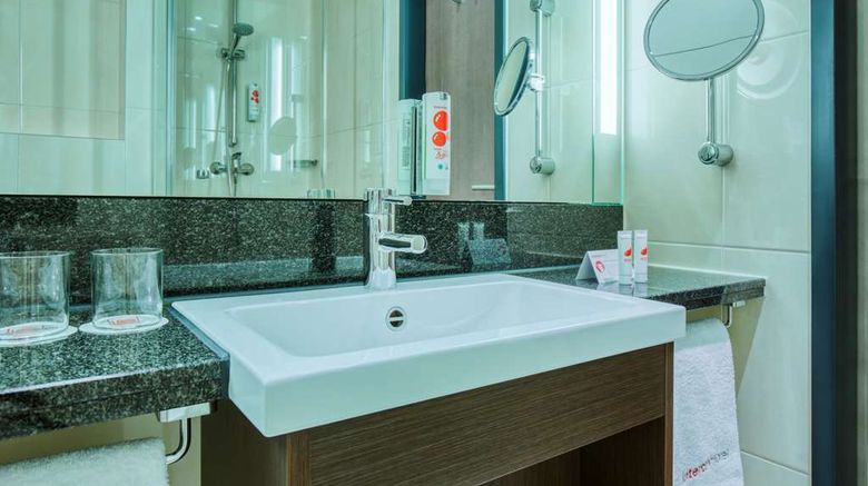 <b>IntercityHotel Dresden Room</b>. Images powered by <a href="https://iceportal.shijigroup.com/" title="IcePortal" target="_blank">IcePortal</a>.