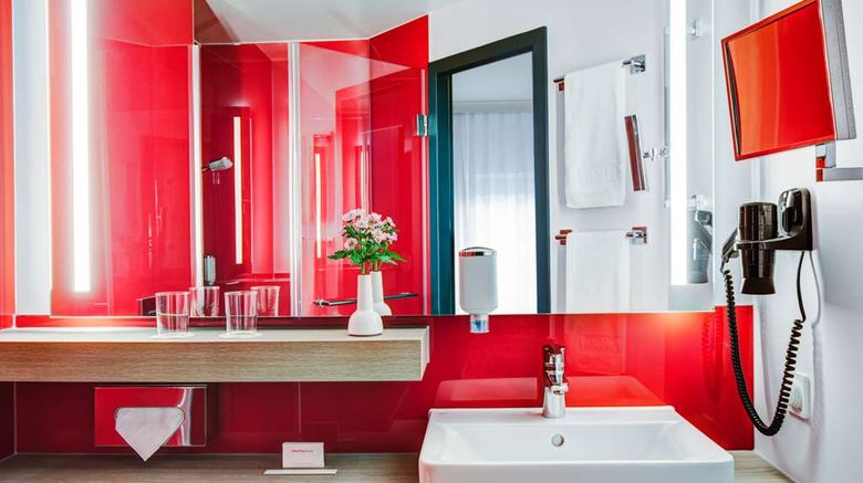 <b>IntercityHotel Hamburg-Altona Room</b>. Images powered by <a href="https://iceportal.shijigroup.com/" title="IcePortal" target="_blank">IcePortal</a>.