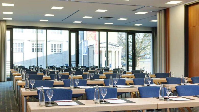 <b>IntercityHotel Hamburg Hauptbahnhof Meeting</b>. Images powered by <a href="https://iceportal.shijigroup.com/" title="IcePortal" target="_blank">IcePortal</a>.