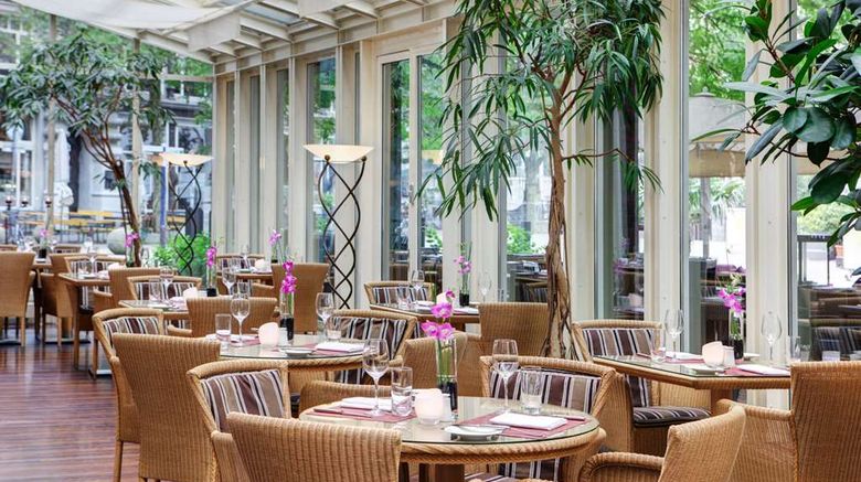 <b>Steigenberger Hotel Hamburg Restaurant</b>. Images powered by <a href="https://iceportal.shijigroup.com/" title="IcePortal" target="_blank">IcePortal</a>.