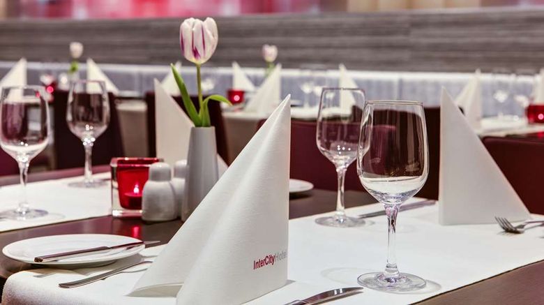 <b>IntercityHotel Hamburg Dammtor Messe Restaurant</b>. Images powered by <a href="https://iceportal.shijigroup.com/" title="IcePortal" target="_blank">IcePortal</a>.