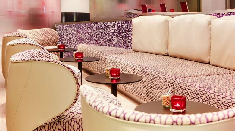 <b>IntercityHotel Hamburg Dammtor Messe Lobby</b>. Images powered by <a href="https://iceportal.shijigroup.com/" title="IcePortal" target="_blank">IcePortal</a>.