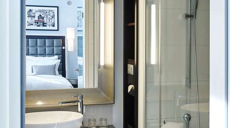 <b>Steigenberger Hotel Herrenhof Room</b>. Images powered by <a href="https://iceportal.shijigroup.com/" title="IcePortal" target="_blank">IcePortal</a>.