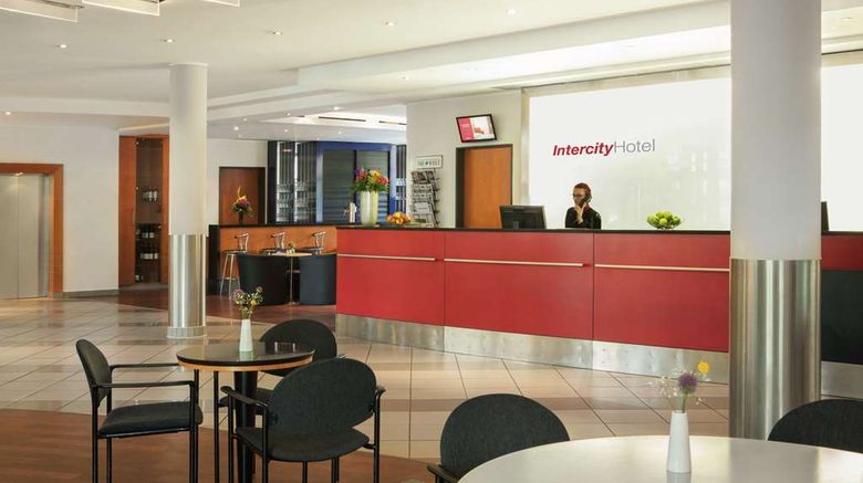 <b>IntercityHotel Magdeburg Lobby</b>. Images powered by <a href="https://iceportal.shijigroup.com/" title="IcePortal" target="_blank">IcePortal</a>.