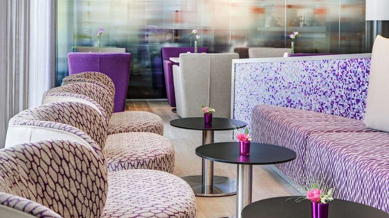 <b>IntercityHotel Rostock Lobby</b>. Images powered by <a href="https://iceportal.shijigroup.com/" title="IcePortal" target="_blank">IcePortal</a>.