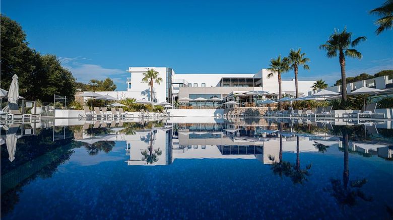 <b>Mouratoglou Hotel & Resort Pool</b>. Images powered by <a href="https://iceportal.shijigroup.com/" title="IcePortal" target="_blank">IcePortal</a>.