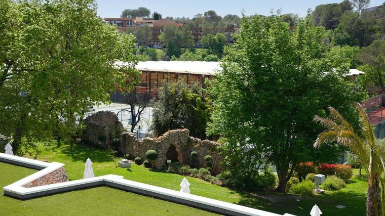 <b>Mouratoglou Hotel & Resort Room</b>. Images powered by <a href="https://iceportal.shijigroup.com/" title="IcePortal" target="_blank">IcePortal</a>.