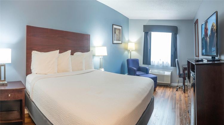 Baymont Inn & Suites Delaware Room