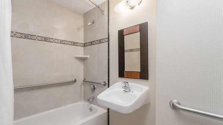 Days Inn & Suites by Wyndham Fort Pierce Room