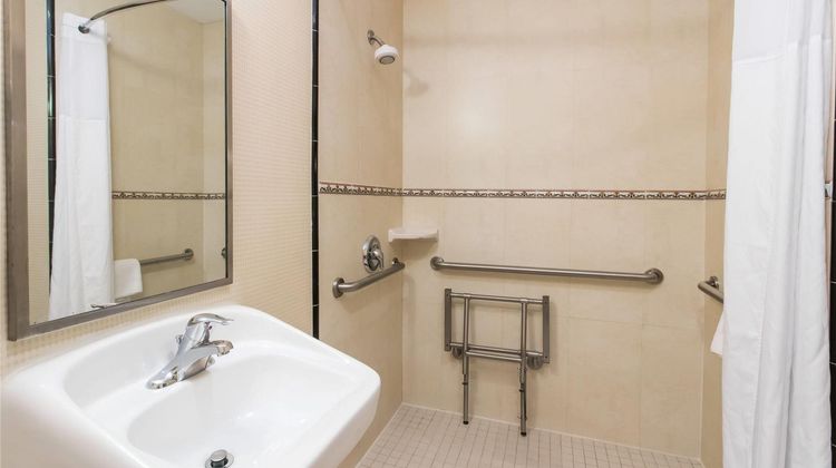 Days Inn & Suites by Wyndham Fort Pierce Room