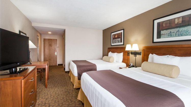 Days Inn & Suites by Wyndham Fort Pierce Room