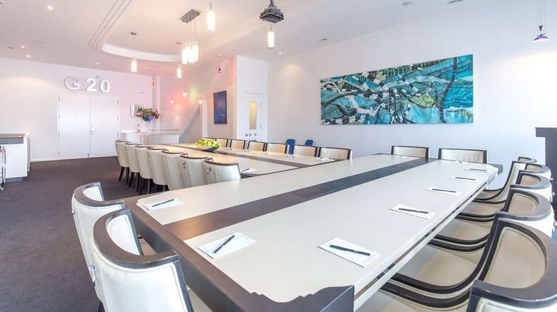 <b>Retro Suites Hotel Meeting</b>. Images powered by <a href="https://iceportal.shijigroup.com/" title="IcePortal" target="_blank">IcePortal</a>.