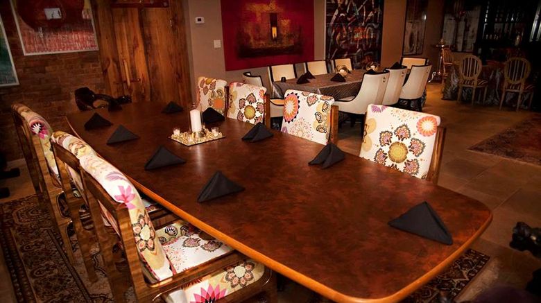 <b>Retro Suites Hotel Restaurant</b>. Images powered by <a href="https://iceportal.shijigroup.com/" title="IcePortal" target="_blank">IcePortal</a>.