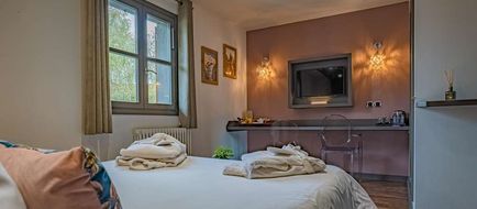 La Maison Rouge Room