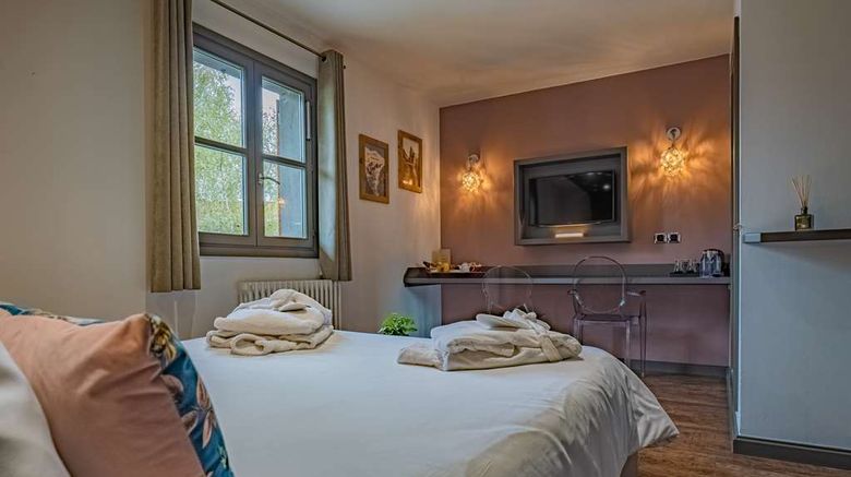 <b>La Maison Rouge Room</b>. Images powered by <a href="https://iceportal.shijigroup.com/" title="IcePortal" target="_blank">IcePortal</a>.