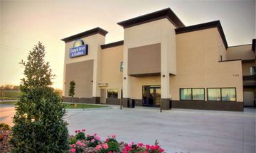 Days Inn & Suites Port Arthur