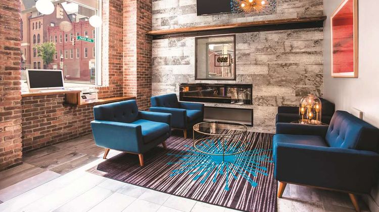La Quinta Inn/Suites Baltimore Downtown Lobby