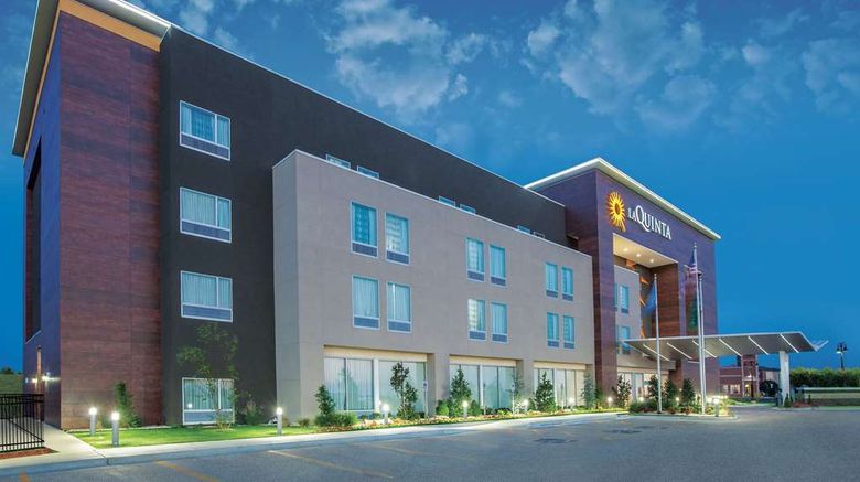 <b>La Quinta Inn & Suites Broken Arrow Exterior</b>. Images powered by <a href="https://iceportal.shijigroup.com/" title="IcePortal" target="_blank">IcePortal</a>.